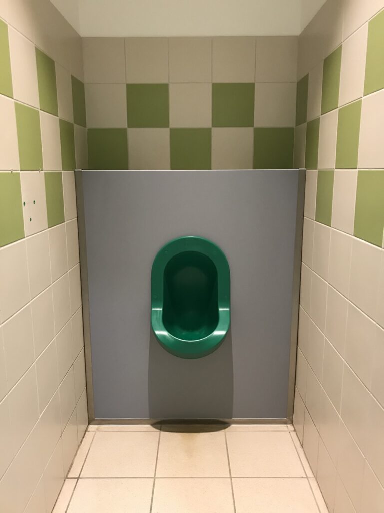 installation urinoir sans eau encastrable